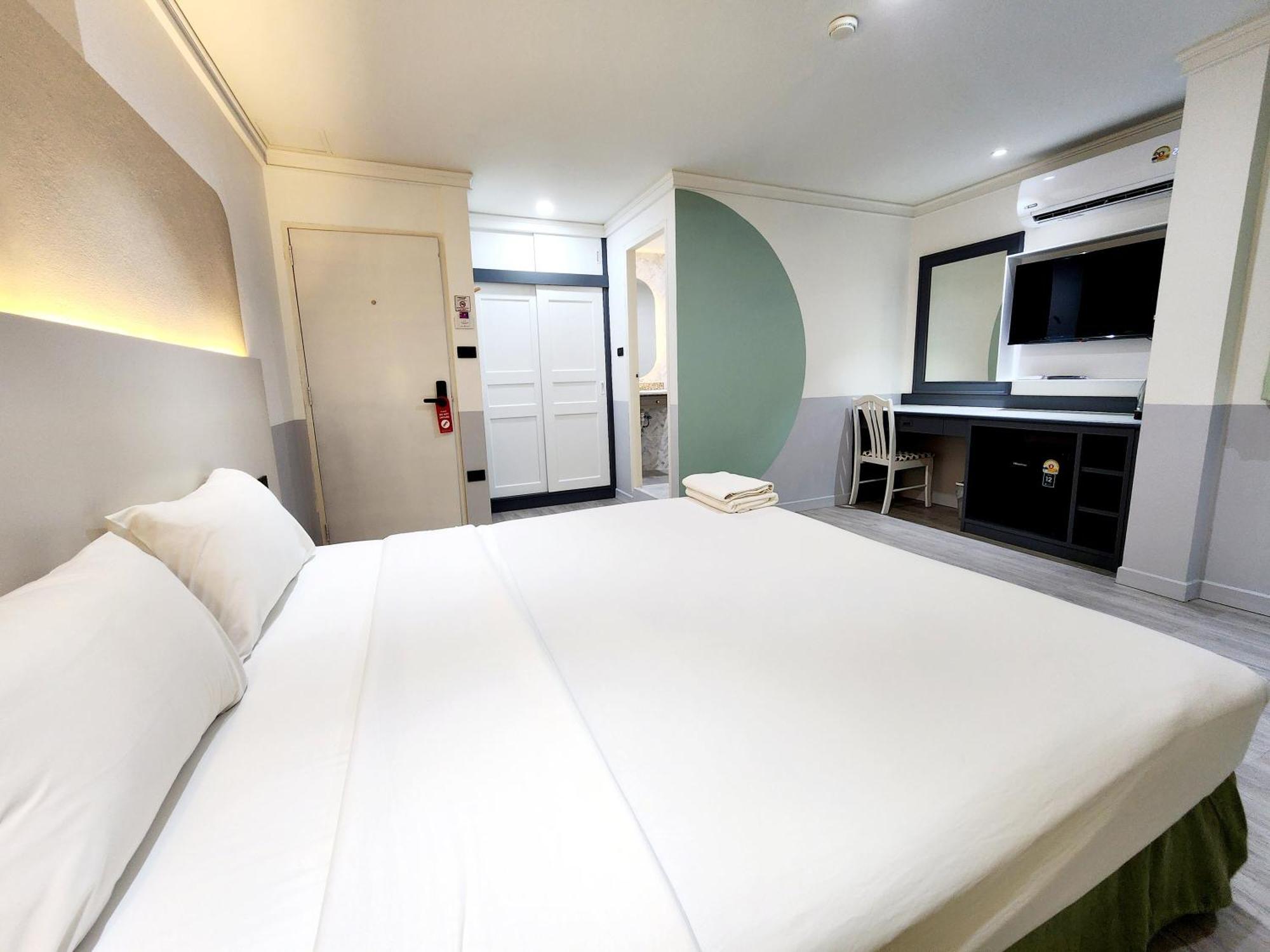 Seatel Phuket, Patong Beach Exteriör bild
