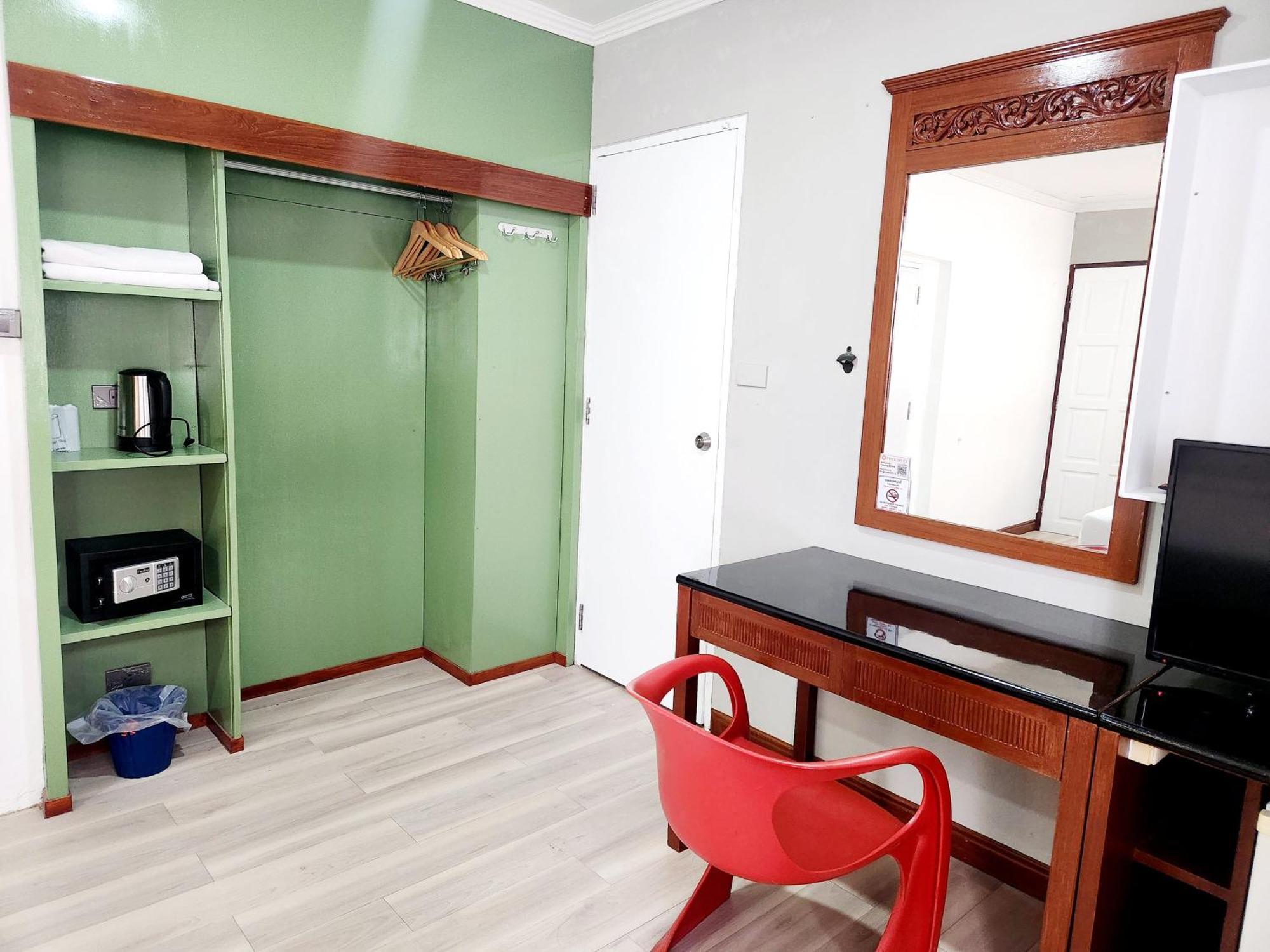 Seatel Phuket, Patong Beach Exteriör bild