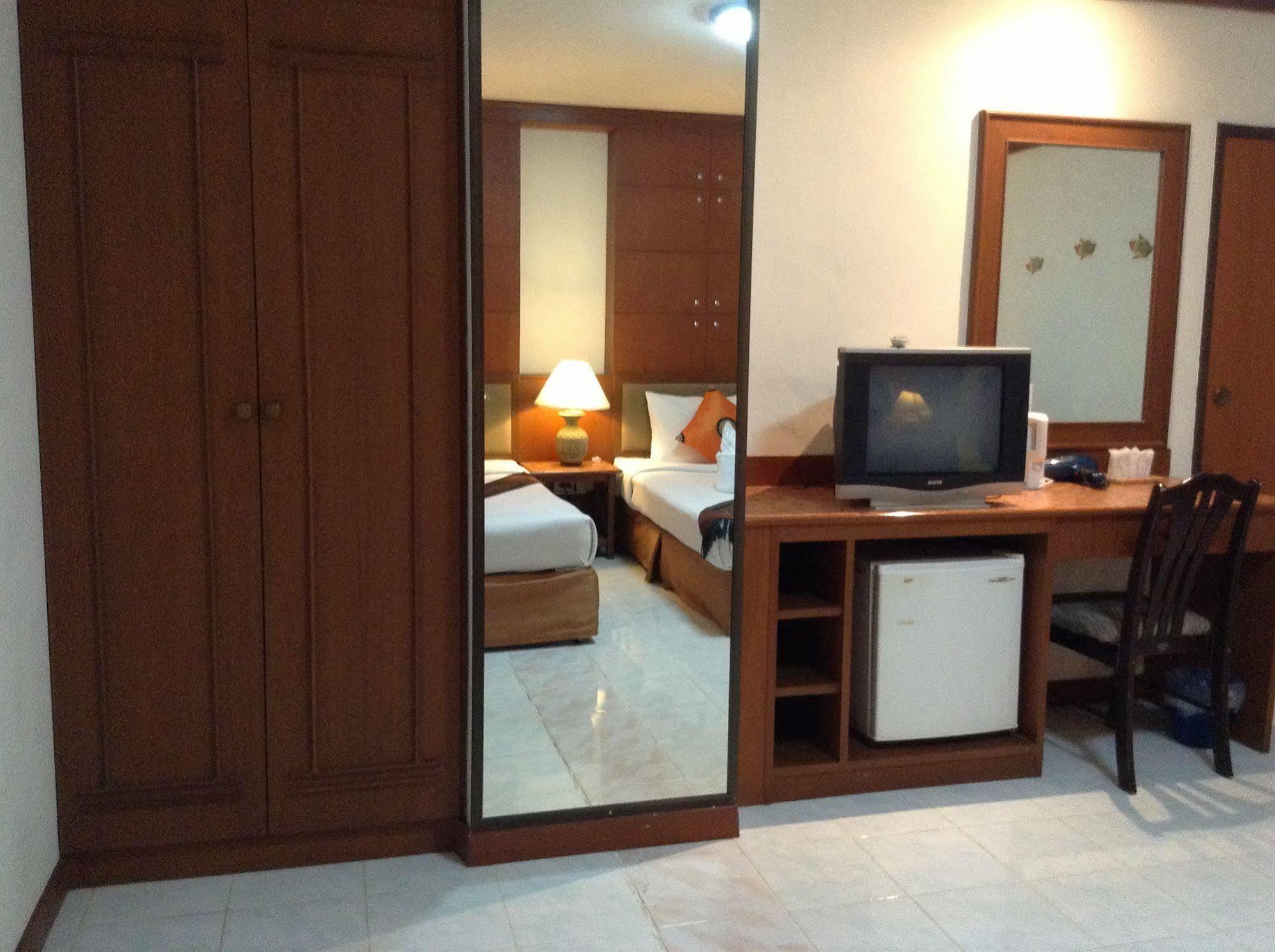 Seatel Phuket, Patong Beach Exteriör bild